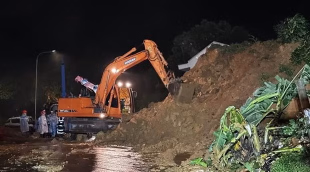 Las fuerzas buscan víctimas del deslizamiento de tierra en el paso de Bao Loc. (Fotografía: VNA)