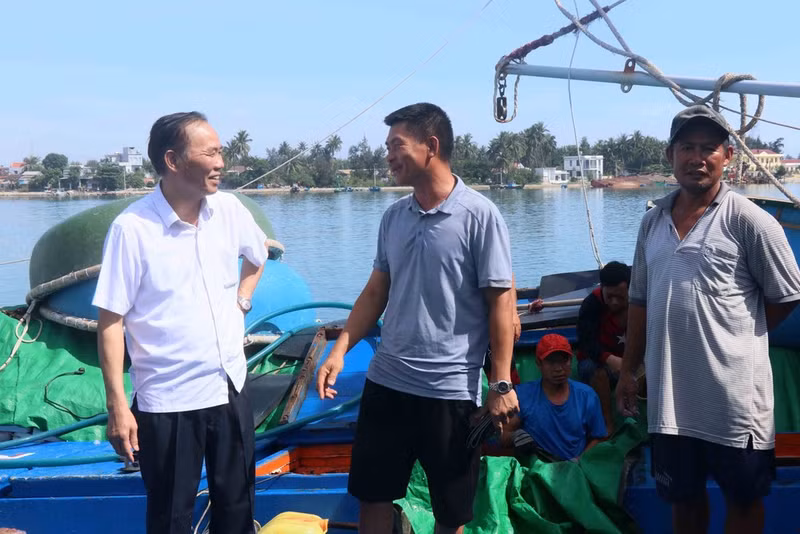 El viceministro de Agricultura y Desarrollo Rural Phung Duc Tien (izquierda) y los pescadores. (Fotografía: VNA)