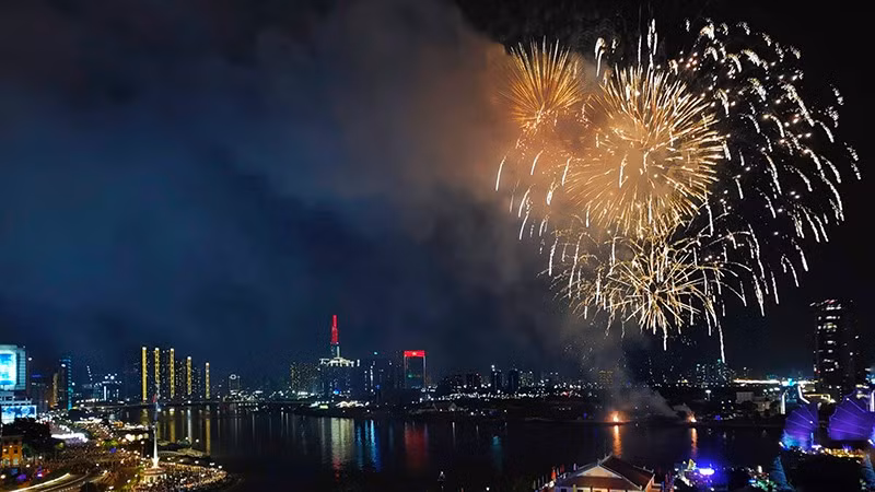 El espectáculo de fuegos artificiales en Ciudad Ho Chi Minh. (Fotografía: Nhan Dan) 