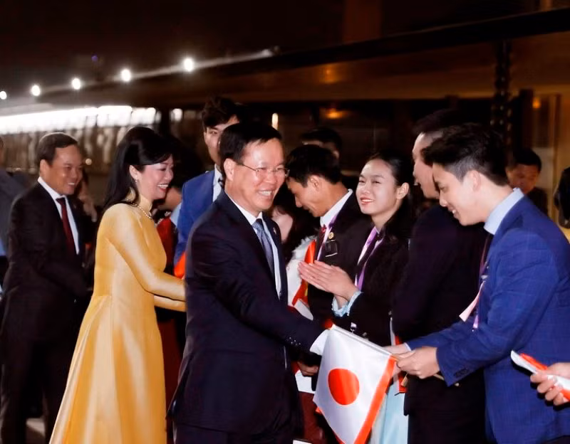 Reciben al dirigente funcionarios de la Embajada de Vietnam y representantes de la comunidad vietnamita en Japón. Reciben al dirigente funcionarios de la Embajada de Vietnam y representantes de la comunidad vietnamita en Japón.