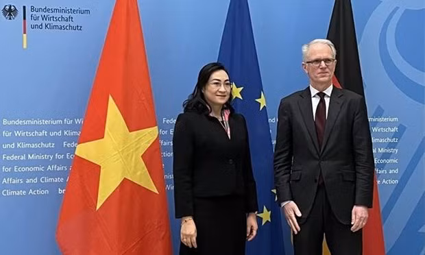La viceministra de Industria y Comercio de Vietnam Phan Thi Thang y el secretario de Estado del Ministerio Federal de Economía y Protección del Clima de Alemania, Udo Philipp. (Fotografía: VNA)