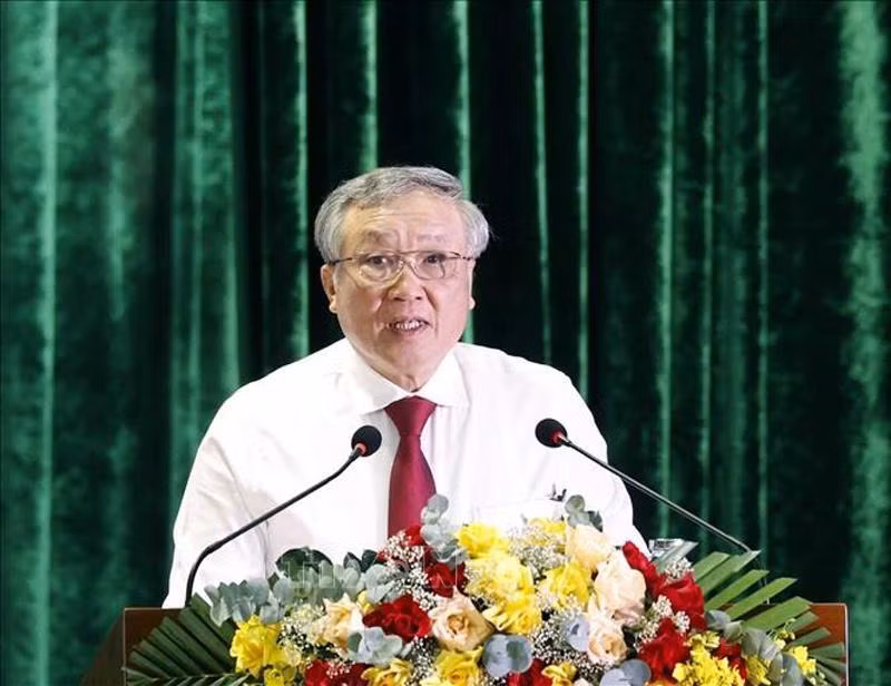 El profesor asociado y doctor Nguyen Hoa Binh, miembro del Buró Político y del Secretariado del Comité Central del Partido y presidente del Tribunal Popular Supremo. El profesor asociado y doctor Nguyen Hoa Binh, miembro del Buró Político y del Secretariado del Comité Central del Partido y presidente del Tribunal Popular Supremo.
