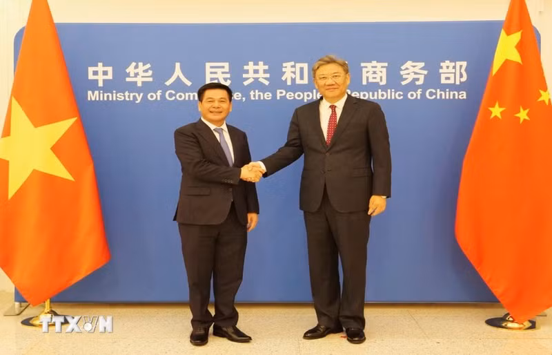 El ministro de Industria y Comercio de Vietnam, Nguyen Hong Dien, y su homólogo chino, Wang Wentao. (Fotografía: VNA)