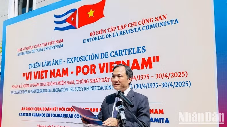 Hoang Trung Dung, editor jefe de Communist Review, habla en el evento. (Fotografía: Nhan Dan)