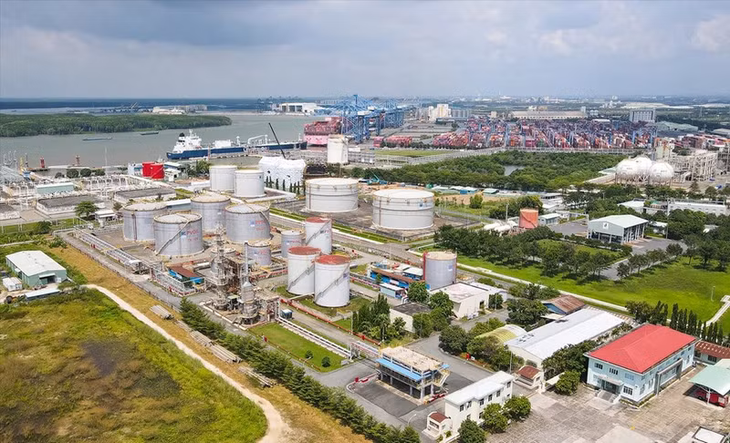 Sistema de tanques de PV Oil en la zona portuaria de Cai Mep-Thi Vai.