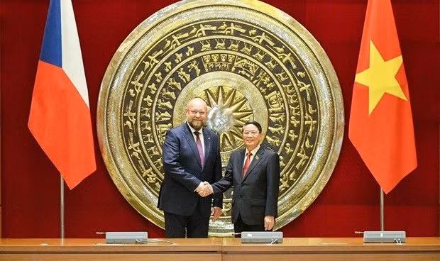Nguyen Duc Hai, vicepresidente de la Asamblea Nacional de Vietnam, y Jan Bartosek, vicepresidente de la Cámara de Diputados de la República Checa. (Fotografía: ANV)