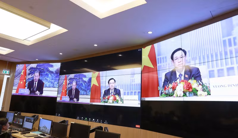 El presidente de la Asamblea Nacional de Vietnam, Vuong Dinh Hue, conversa con el titular del Comité Permanente de la APN de China, Zhao Leji. (Fotografía: VNA)
