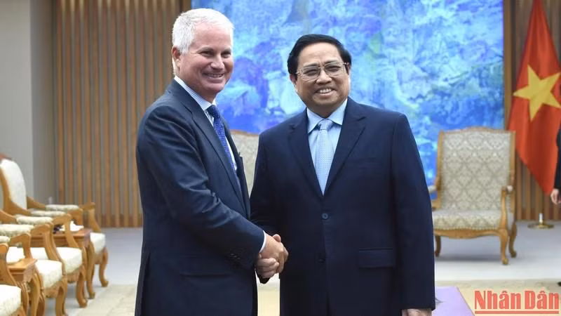 El primer ministro Pham Minh Chinh (derecha) y Charles Kaye, director general de Warburg Pincus. (Fotografía: Nhan Dan)