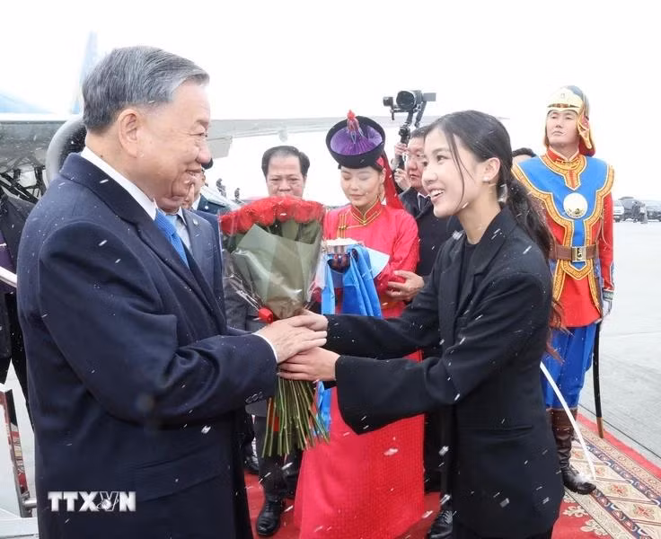 Al visitante se le entregan pasteles tradicionales y flores de bienvenida.
