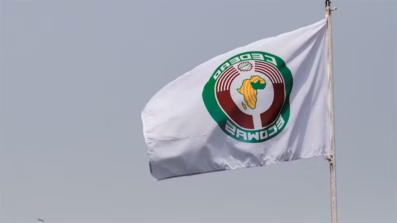 Bandera de la Cedeao en el lugar de celebración de la Cumbre de esa comunidad en Ghana, en marzo de 2022. (Fotografía: Reuters)