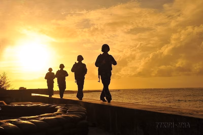 Soldados de Truong Sa montan día y noche la firme guardia y están dispuestos de sacrificar la vida para defender las islas y el mar territorial de la Patria.