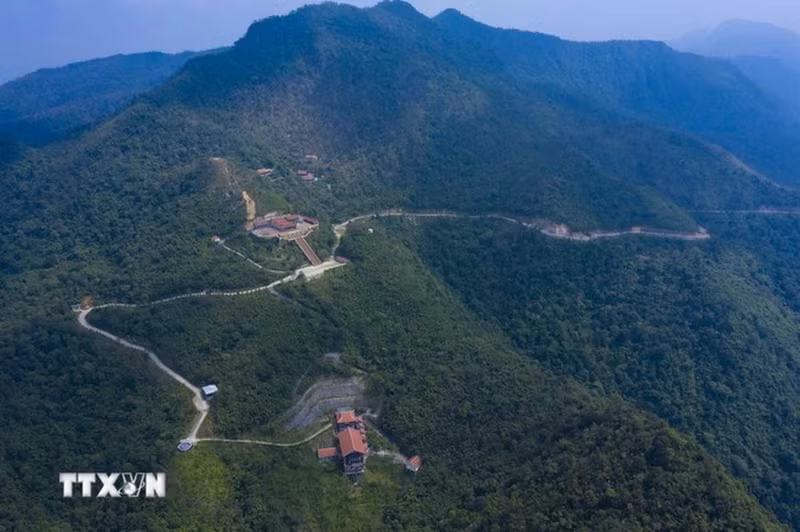 El complejo de la pagoda de Ngoa Van está ubicado en la montaña de Bao Dai, que se extiende por dos comunas de An Sinh y Binh Khe, en la ciudad de Dong Trieu, provincia norteña de Quang Ninh. A una altitud de más de 500 metros sobre el nivel del mar, la obra destaca por su ubicación, apoyada al pico de Ngoa Van.