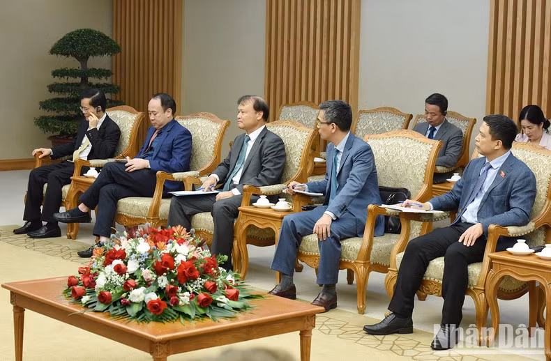 Representantes del Gobierno vietnamita en el encuentro.