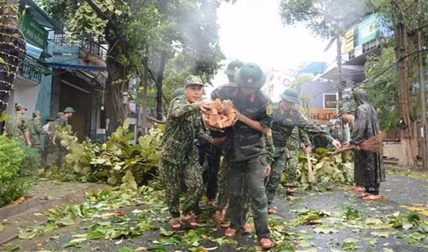 Tifón Noru mantiene a centrales localidades vietnamitas despiertas durante la noche. (Fotografía: VNA)
