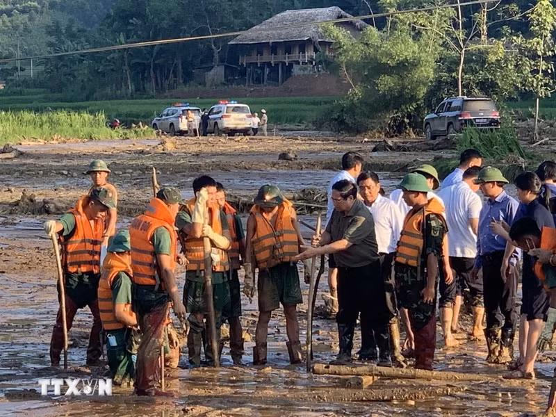 El primer ministro vietnamita, Pham Minh Chinh, dirige la labor de búsqueda de las personas desaparecidas por el deslizamiento de tierra en la aldea Nu. (Fotografía: VNA) El primer ministro vietnamita, Pham Minh Chinh, dirige la labor de búsqueda de las personas desaparecidas por el deslizamiento de tierra en la aldea Nu. (Fotografía: VNA)