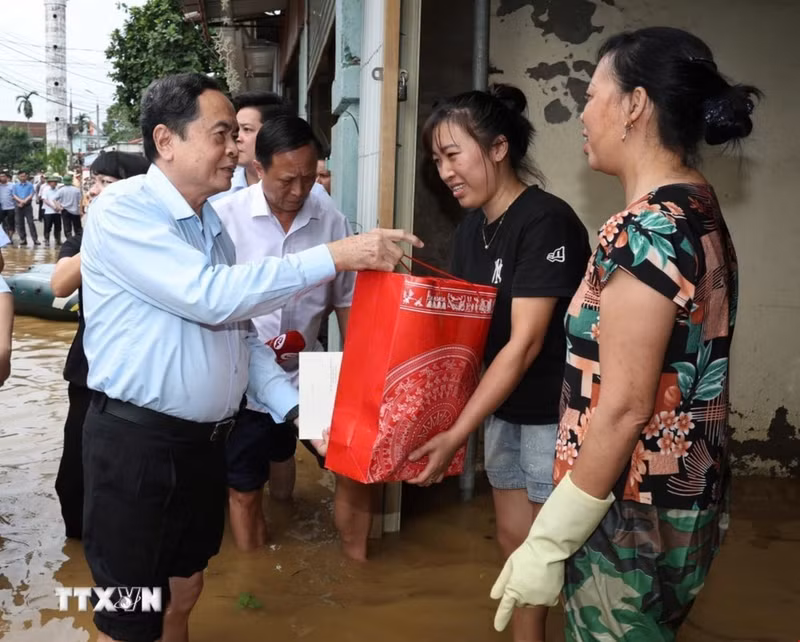 El presidente de la Asamblea Nacional de Vietnam, Tran Thanh Man, entrega ayudas a los habitantes de la comuna de Nga My, en el distrito de Phu Binh. (Fotografía: VNA) El presidente de la Asamblea Nacional de Vietnam, Tran Thanh Man, entrega ayudas a los habitantes de la comuna de Nga My, en el distrito de Phu Binh. (Fotografía: VNA)