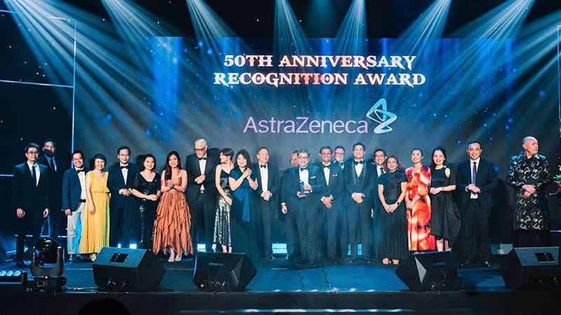 En el acto de premiación. (Fotografía: AstraZeneca)