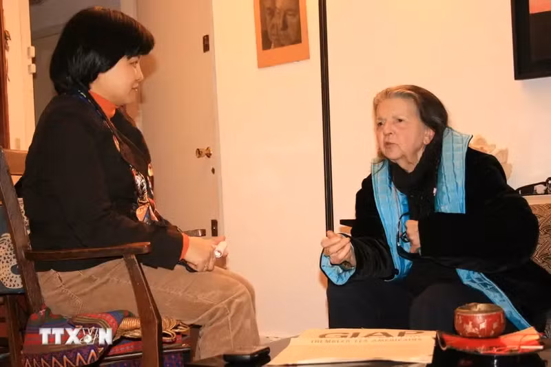 Madeleine Riffaud (derecha) en una entrevista concedida a reporteros de la Agencia Vietnamita de Noticias. (Fotografía: VNA)