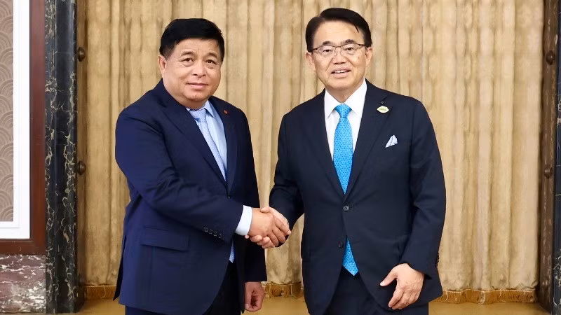 El vice primer ministro vietnamita Nguyen Chi Dung (izquierda) y el gobernador de la prefectura de Aichi, Omura Hideaki. (Fotografía: VGP)