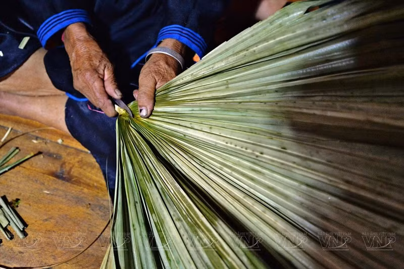 El proceso de elaboración del sombrero cónico de la aldea de Lien depende completamente de la habilidad de la gente.