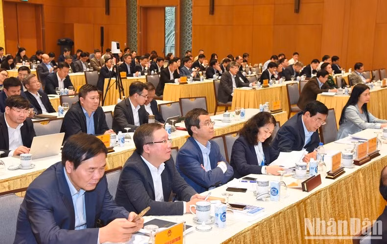Los delegados participan de modo virtual o presencial.