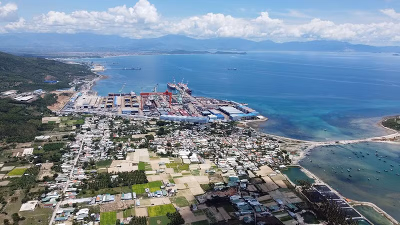 La zona económica de Van Phong abarca una superficie de aproximadamente 150 mil hectáreas en el distrito de Van Ninh y la ciudad municipal de Ninh Hoa, provincia de Khanh Hoa.