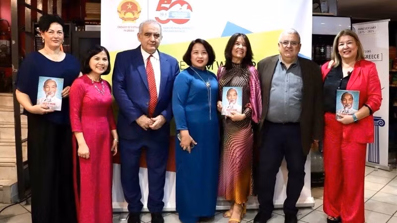 La embajadora vietnamita en Atenas, Pham Thi Thu Huong, con delegados y amigos griegos en el acto de presentación de la Biografía de Ho Chi Minh en idioma griego. (Foto: Embajada de Vietnam en Grecia)