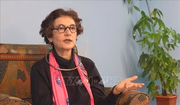 Merle Ratner, activista estadounidense contra la guerra y amiga de la izquierda, en una entrevista con la Agencia Vietnamita de Noticias. (Fotografía: VNA)