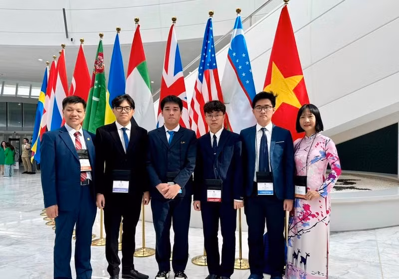 Los cuatro representantes de Vietnam en la IBO 2024. (Fotografía: Nhan Dan)