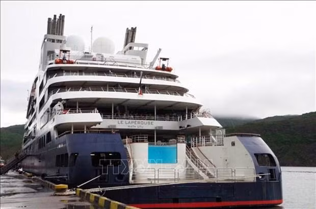 Crucero francés Le Laperouse arriba al puerto de Quy Nhon. (Fotografía: VNA)