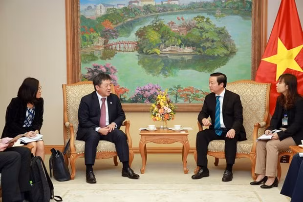 El vice primer minsitro vietnamita Tran Hong Ha (derecha) recibe a Shimuzu Akira, representante en jefe saliente de la JICA. (Fotografía: VNA)