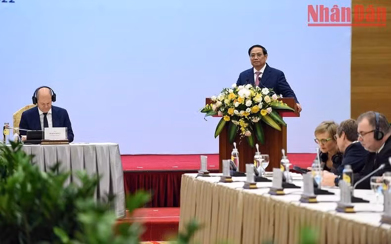 En su discurso, Minh Chinh también se refiere a los logros alcanzados por Vietnam en 2021 pese a cuantiosos retos, incluida la aceleración de la inmunización contra el Covid-19, el control de esta enfermedad y la estable macroeconomía.