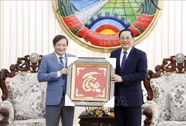 El embajador de Vietnam en Vientián, Nguyen Ba Hung, entrega regalos al primer ministro laosiano, Sonexay Siphandone, por la efeméride. (Fotografía: VNA)