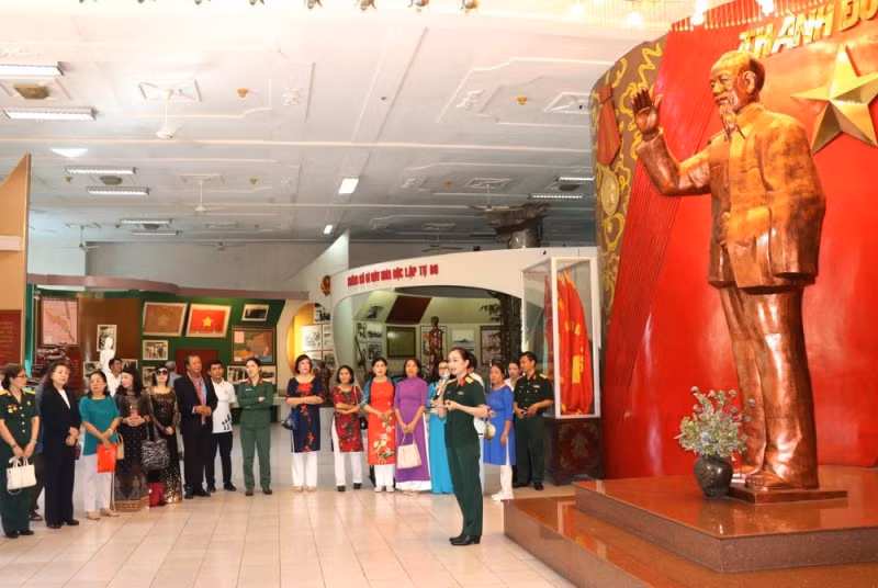 Los participantes recorren el Museo de las Fuerzas Armadas del Sureste. (Fotografía: thoidai.com.vn)