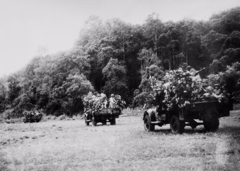 Unidades de infantería mecanizada aceleran el transporte de soldados a Dien Bien Phu. (Foto: VNA)