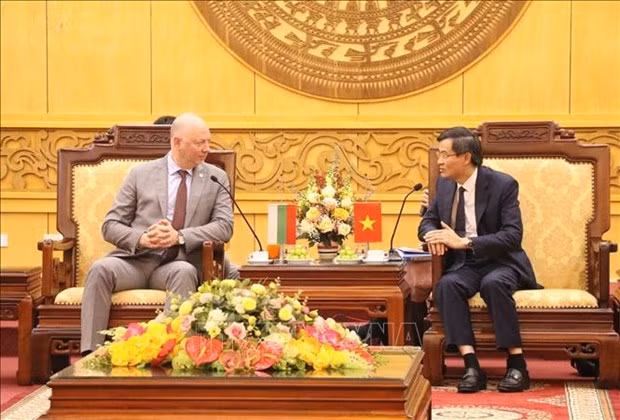 El secretario del Comité del Partido Comunista de Vietnam en Ninh Binh, Doan Minh Huan (derecha), recibe al presidente de la Asamblea Nacional de Bulgaria, Rossen Dimitrov Jeliazkov. (Fotografía: VNA)