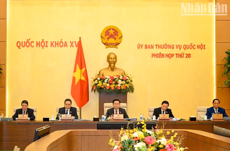 El presidente de la ANV, Vuong Dinh Hue (centro), y los vicetitulares de esa.