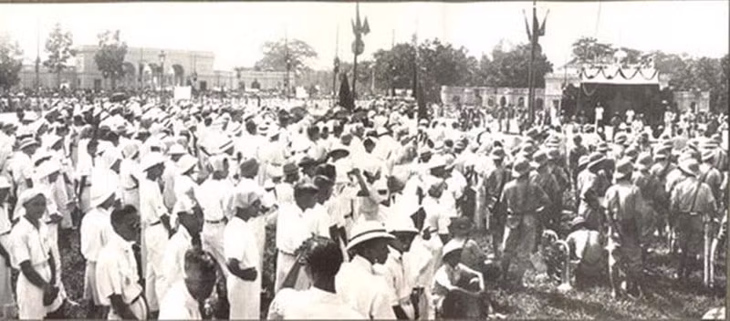 Ciudadanos de todas las clases se reúnen en la plaza de Ba Dinh en la mañana del 2 de septiembre de 1945. (Fotografía: VNA)