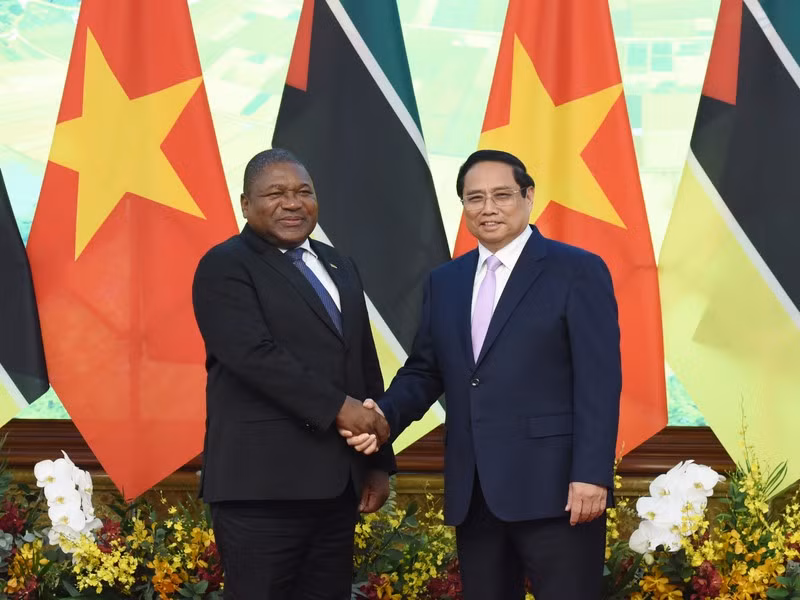 El primer ministro de Vietnam, Pham Minh Chinh, y el presidente de Mozambique, Filipe Jacinto Nyusi. (Fotografía: Nhan Dan)