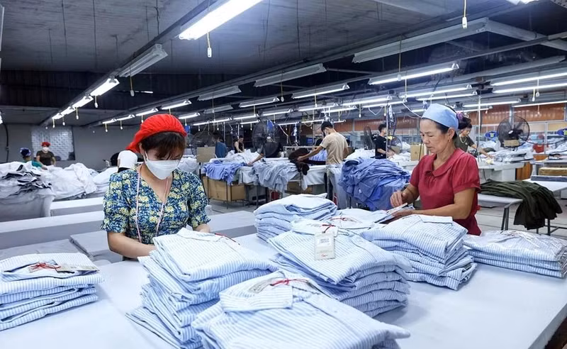 Producción de prendas de vestir para las exportaciones. (Fotografía: VNA)