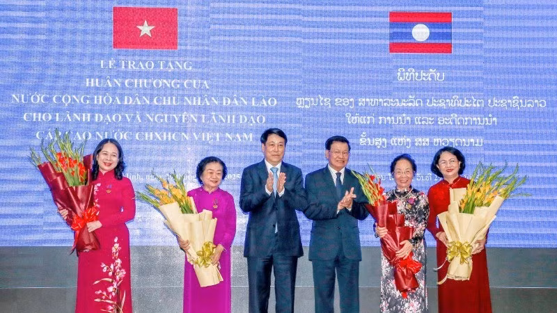 El presidente vietnamita, Luong Cuong, y el secretario general del Partido Popular Revolucionario y presidente de Laos, Thongloun Sisoulith, felicitan a la vicepresidenta Vo Thi Anh Xuan y a las ex subjefas de Estado Truong My Hoa, Nguyen Thi Doan y Dang Thi Ngoc Thinh. (Fotografía: Nhan Dan)