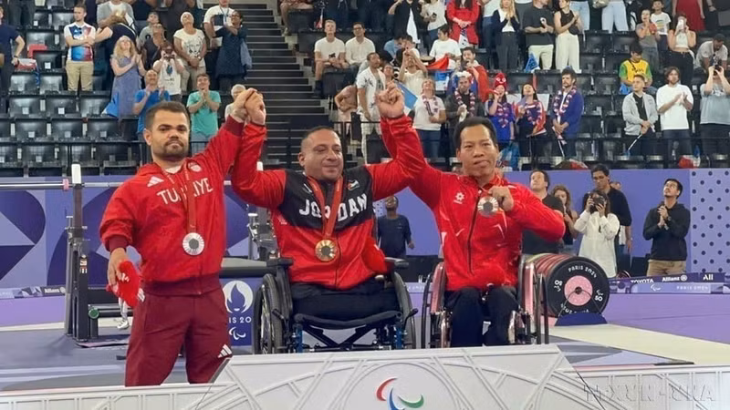 El 4 de septiembre pasado, el halterófilo Le Van Cong (derecha) ganó la primera medalla para la delegación deportiva vietnamita en levantamiento de pesas en los Juegos Paralímpicos de París 2024. El 4 de septiembre pasado, el halterófilo Le Van Cong (derecha) ganó la primera medalla para la delegación deportiva vietnamita en levantamiento de pesas en los Juegos Paralímpicos de París 2024.