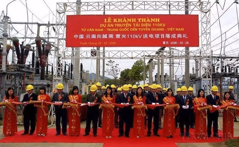 En la ceremonia de inauguración de un proyecto de transmisión eléctrica de 110 KV desde Yunnan (China) a Tuyen Quang (Vietnam), el 28 de febrero de 2006.