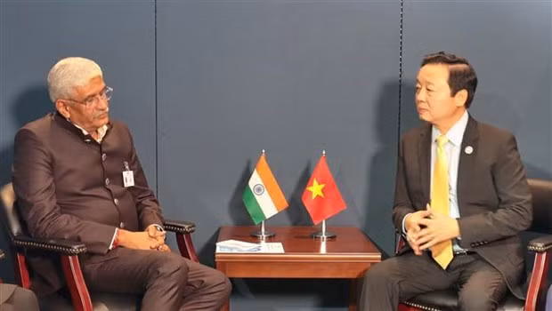 El vice primer ministro Tran Hong Ha (derecha) se reúne con el ministro de Agua Potable y Saneamiento de la India, Gajendra Singh Shekhawat. (Fotografía: VNA)