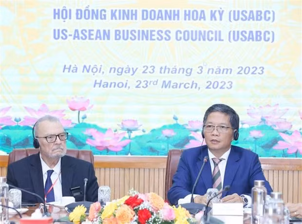 El miembro del Buró Político y jefe de la Comisión de Asuntos Económicos del Comité Central del Partido Comunista de Vietnam, Tran Tuan Anh, en la cita. (Fotografía: VNA)