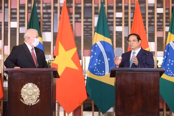 El primer ministro de Vietnam, Pham Minh Chinh, y el presidente de Brasil, Luiz Inácio Lula da Silva, en la rueda de prensa conjunta. (Fotografía: VNA)