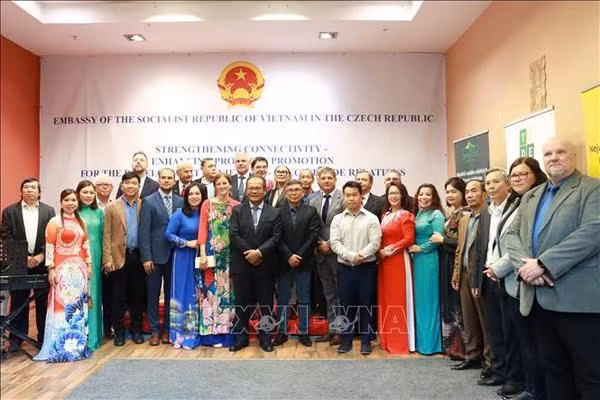 El embajador vietnamita en la República Checa, Thai Xuan Dung, y participantes en el evento. (Fotografía: VNA)