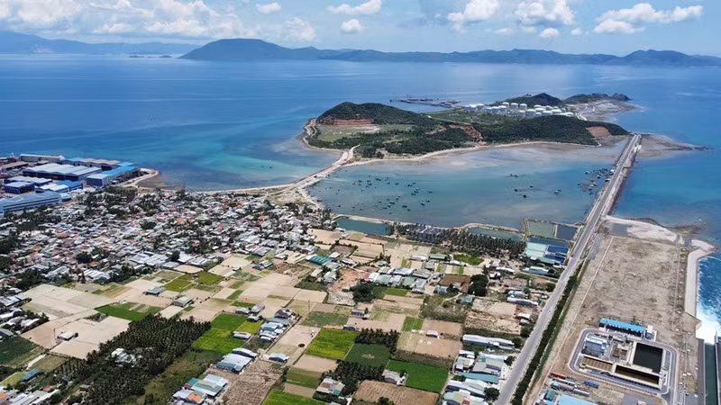 La zona económica de Van Phong abarca aproximadamente 150 mil hectáreas, incluidas alrededor de 80 mil de superficie de agua y 70 mil de continente e islas.