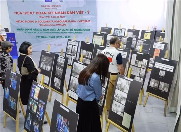Exposición fotográfica en el marco del programa. (Fotografía: VNA)