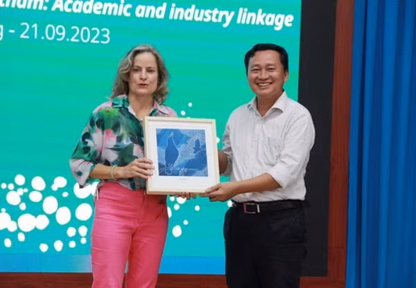 La consulesa general de Australia en Ciudad Ho Chi Minh, Rebecca Ball, entrega obsequios a la Universidad de Nha Trang. (Fotografía: baokhanhhoa.vn)